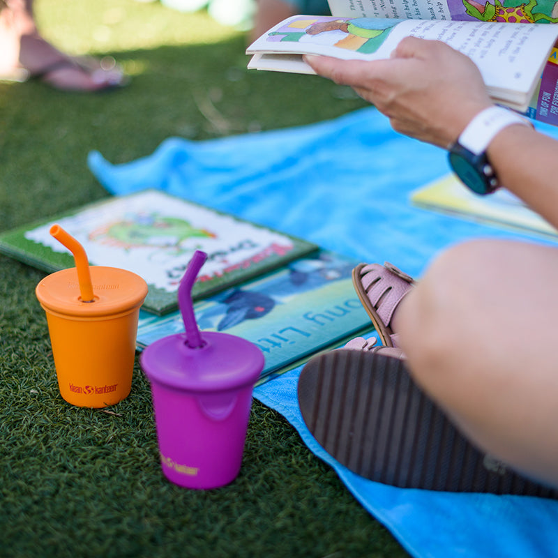 kid-s-sippy-cup-and-wide-water-bottle-set-t6 10oz_kids_cups_straw_reading_blanket_square.jpg