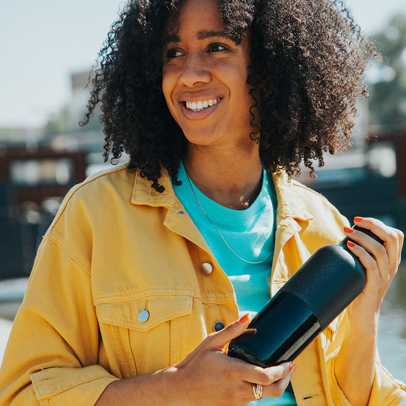 20oz-rise-classic-with-arch-loop-cap-d4 20oz_rise_classic_insulated_bottle_black_woman_smile_square.jpg