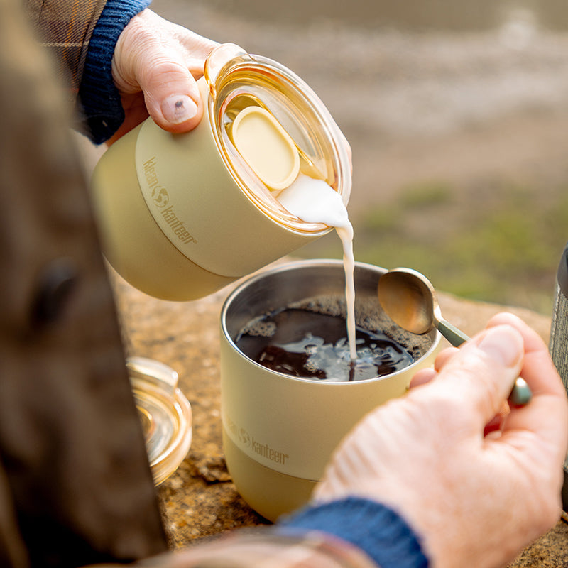 slide-lid-o0 8oz_rise_lowball_waxyellow_coffee_cream_pour_square.jpg