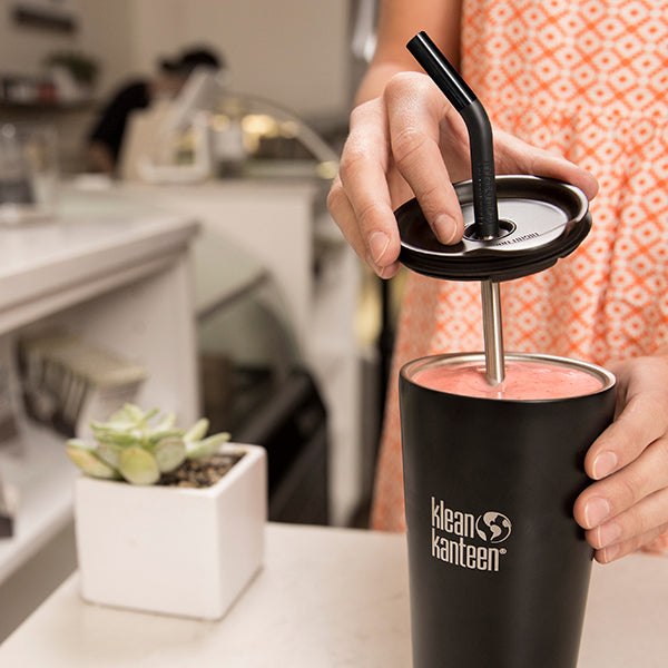 tumbler-straw-lid-with-straw-m6 steel_straw_smoothie-At-Counter-With-Lid_lifestyle_a071dbd2-9fd8-4eea-b04c-2a3732ff8612.jpg